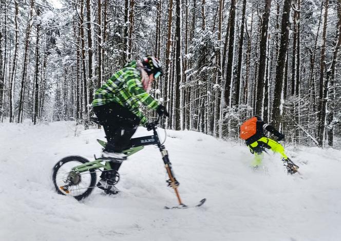 Genialny wynalazek! Na Śląsku powstał rower z silnikiem i... płozą. Można nim jeździć po śniegu [ZDJĘCIA, WIDEO]