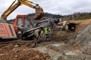 Tak wygląda budowa tunelu na S1 w Beskidach. Wykują go bez użycia maszyn [ZDJĘCIA]