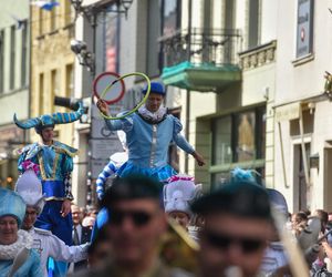 Kolorowa parada na otwarcie Dni Torunia. Przeszła przez serce toruńskiej starówki