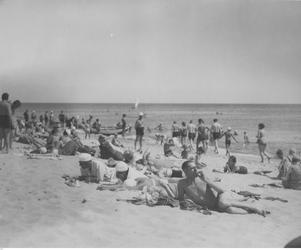 Plażowicze podczas wypoczynku nad morzem Bałtyckim. Zdjęcie zrobione w 1938 roku