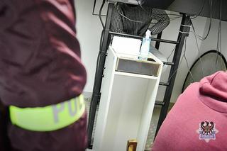 Policja rozbiła gang zajmujący się wyłudzaniem pieniędzy. Oszuści podawali się za amerykańskich żołnierzy