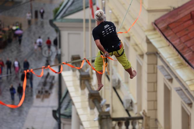   Urban Highline Festival 2023 w Lublinie. Slacklinerzy robią cuda na linach!