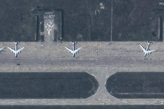 Zdjęcia satelitarne bombowców zniszczonych podczas operacji Pajęczyna.