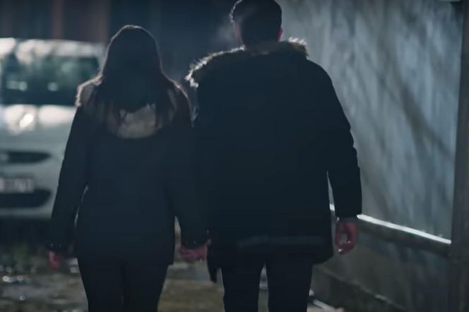 Duygu wyzna Aliemu, że go kocha. Ten odwzajemni się tym samym! 