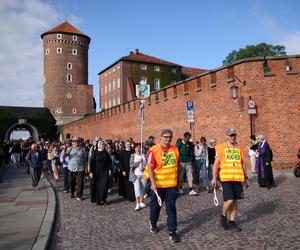 Pielgrzyma na Jasną Górę ruszyła z Krakowa. Tłumy uczestników zmierzają do Częstochowy