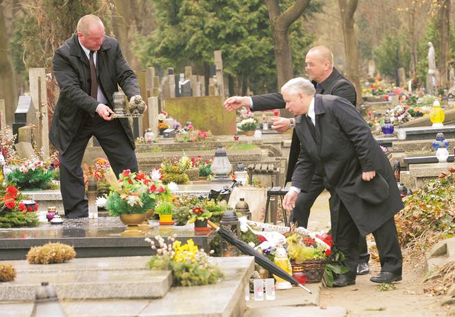 Ochroniarze Kaczyńskiego czyszczą mu groby