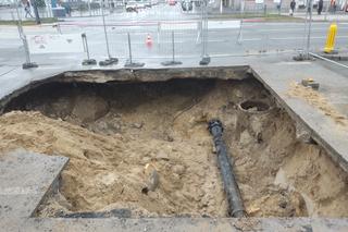 Grochowska się zapadła! Woda wyżłobiła dziurę na 7 metrów! Gigantyczne utrudnienia na Pradze
