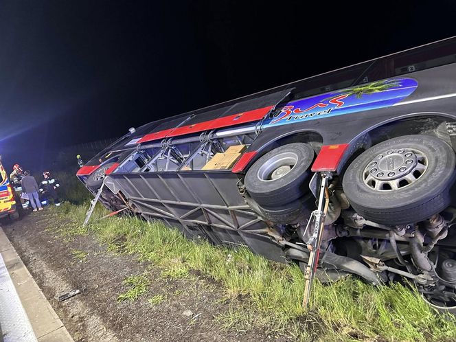 Format: Wypadek autokaru z amerykańskim żołnierzami na A4 pod Jaworem. Jest wielu rannych. Żołnierkę zabrał śmigłowiec [ZDJĘCIA].