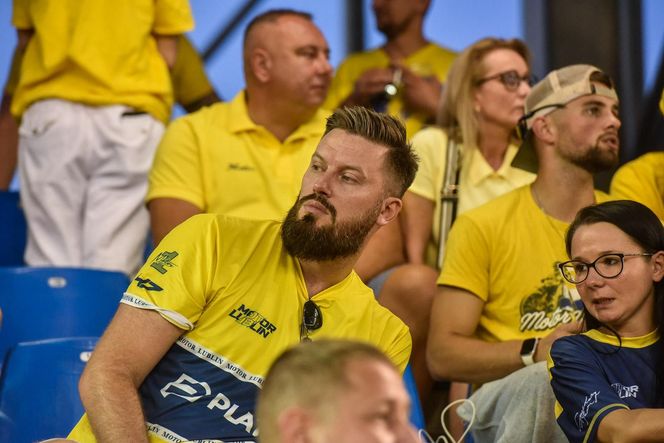 Sektor gości podczas finału PGE Ekstraligi. Zdjęcia kibiców Orlen Oil Motoru Lublin z Motoareny w Toruniu
