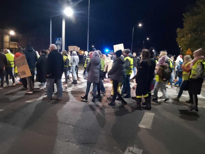 Protest na DK nr 80 po wypadku, w którym zginął 15-letni Kuba. Mieszkańcy zablokowali drogę