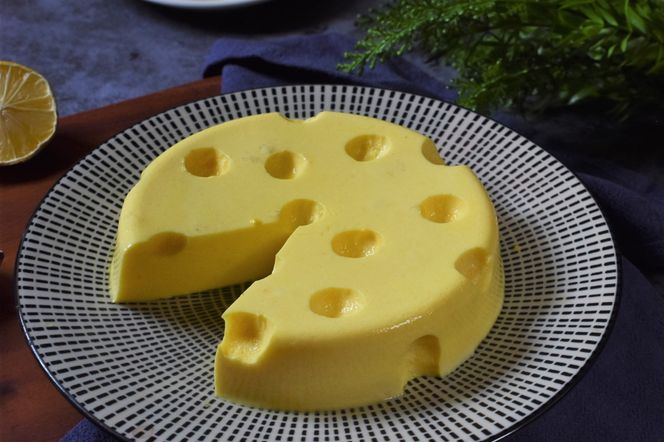 Obłędny sernik jak żółty ser z dziurami: przepis na deser jogurtowy z pulpą mango