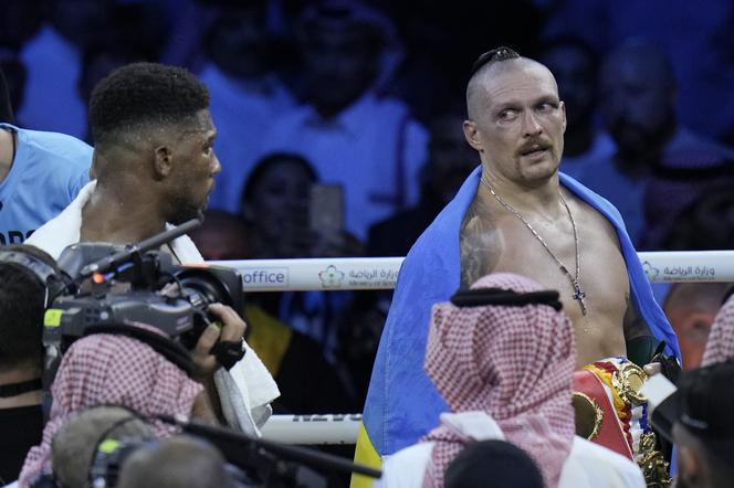 Anthony Joshua po walce podszedł do Usyka i... To zachowanie nie przejdzie bez echa, niecodzienna scena po starciu Joshua - Usyk 2