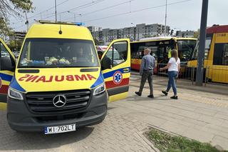 Czołowe zderzenie autobusu miejskiego z tramwajem. Kierowca zasłabł za kierownicą