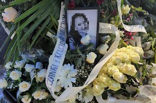 Grób młodziutkiej chórzystki Joli tonie w kwiatach