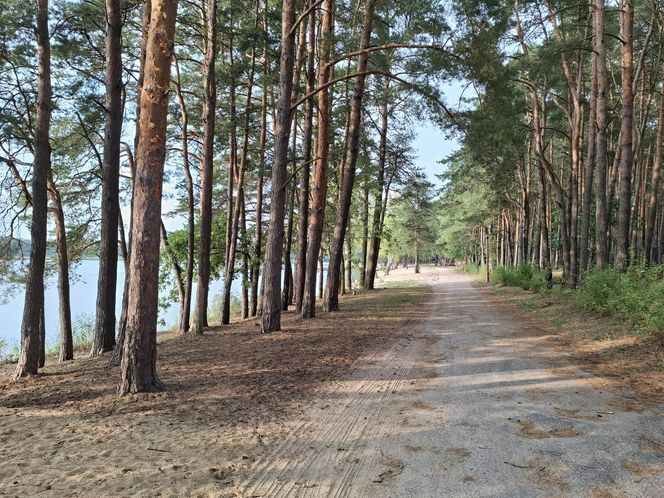 Spokojne wrześniowe popołudnie nad Jeziorem Bialskim w Białce