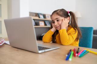 Wakacje 2024. Na co narażone są dzieci w internecie? Sprawdź, jak najlepiej je chronić!