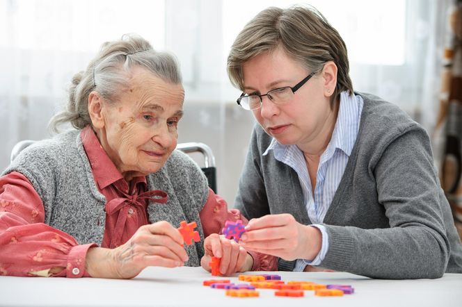 Układanie puzzli ze starszą osobą