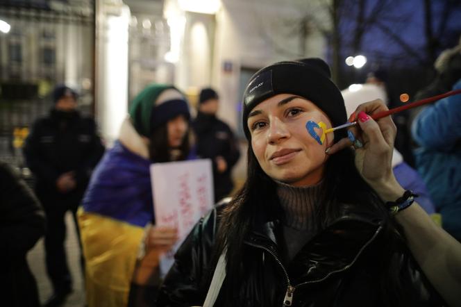 Manifestacja solidarnościowa z Ukrainą pod ambasadą Rosji