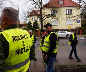 Protest rolników 4 kwietnia w Olsztynie. Strajkujący zostawili ministrowi Kulaskowi butelkę z nawozem