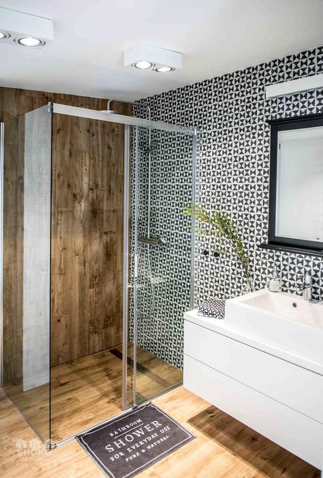 Aranżacja łazienki z geometryczną mozaiką