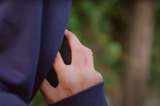 Bahar odkrywa, że Alper żyje i dalej spisuje z Cavidan.