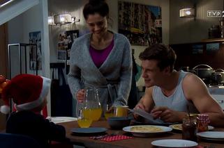 M jak miłość odc. 1433. Marcin (Mikołaj Roznerski), Iza (Adriana Kalska), Szymek (Staś Szczypiński)