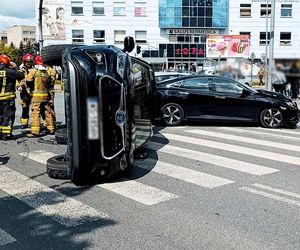 Kraksa w centrum miasta! Auto zatrzymało się na boku. Oślepiło mnie słońce
