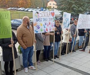 Protest mieszkańców pod Urzędem Gminy Cieszków! Likwidacja szkoły w Pakosławsku odłożona w czasie