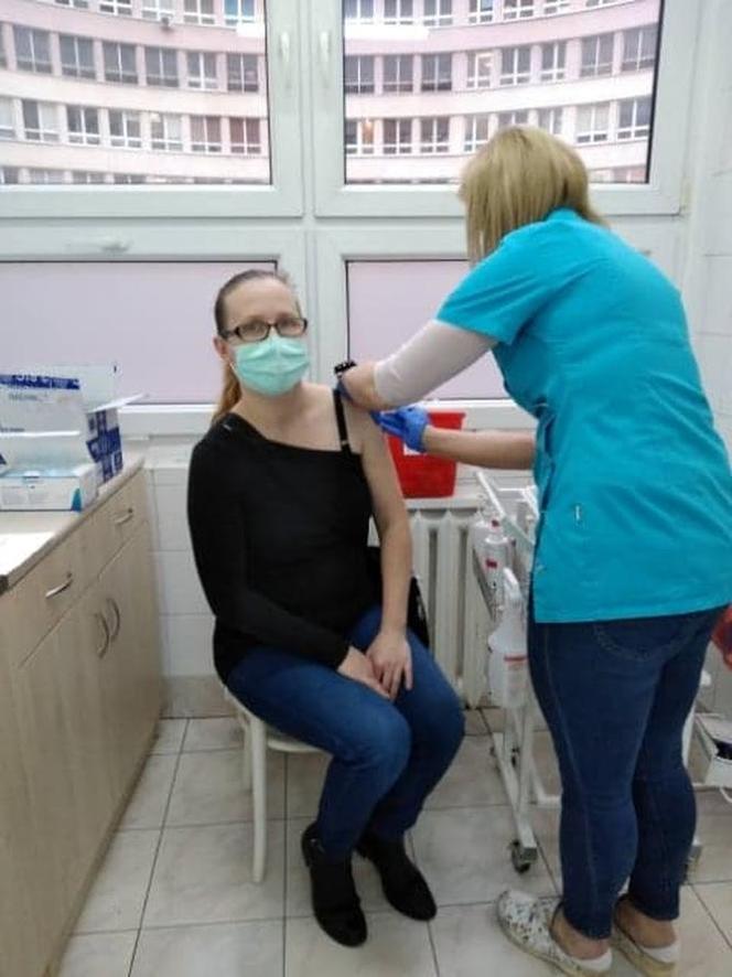 Trwa szczepienie medyków i pracowników DPS w Kaliszu. Mieszkańcy: "To wszystko idzie zbyt WOLNO!" [ZDJĘCIA]