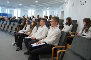Młodzież z siedleckiej Szóstki debatowała w magistracie z przedstawicielami innych siedleckich szkół