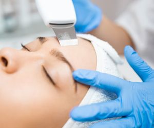 Peeling kawitacyjny - czym jest i jak przebiega? Zalety i wady peelingu kawitacyjnego