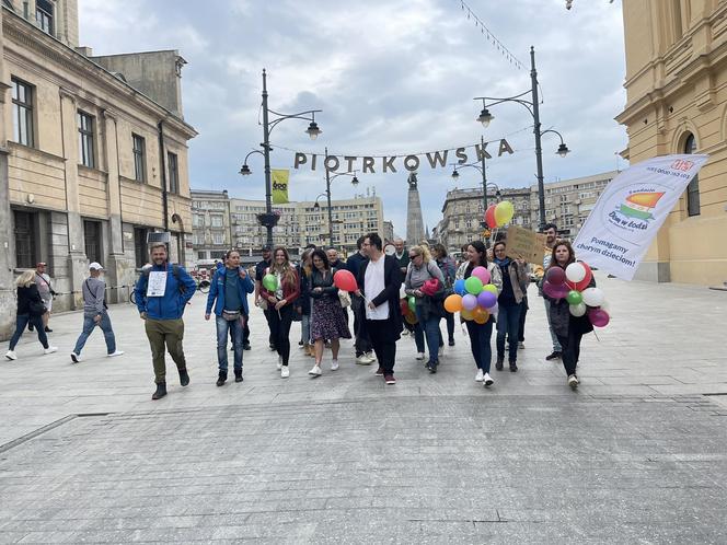 W milczeniu idzie z Helu na Rysy. Pojawił się także w Łodzi