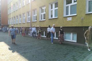 Kolejka do lokalu wyborczego na warszawskim Powiślu