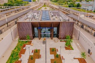 Elewacja dworca Łódź Kaliska zmienia barwę