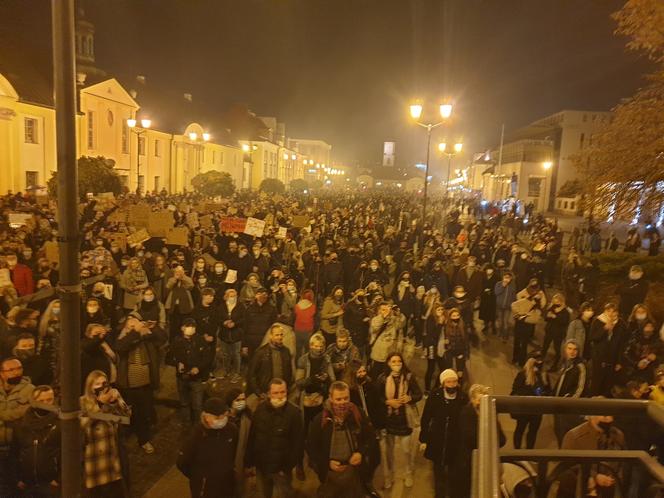 Czarny spacer w Białymstoku. Tysiące ludzi protestowało przeciwko decyzji TK o ograniczeniu aborcji