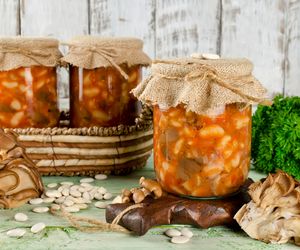 Grzyby w pomidorach na zimę: podajemy dobry przepis