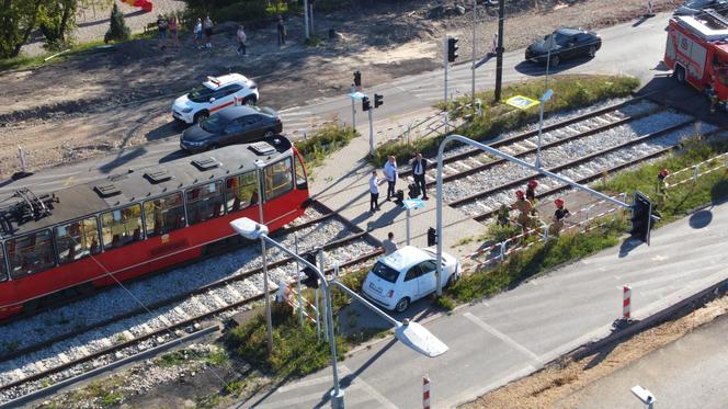 Kolizja na skrzyżowaniu w Będzinie. Kierująca fiatem utkwiła na torowisku 