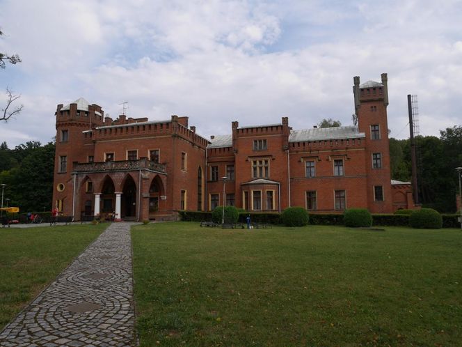 Ten pałac w woj. warmińsko-mazurskim wygląda jak z bajki. Powstał w XIX wieku