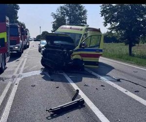 Zderzenie trzech pojazdów w Starym Opolu. Dwie osoby trafiły do szpitala