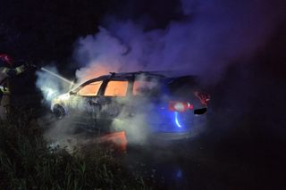 Ogień zaczął buchać z samochodu. Pilna akcja strażaków  