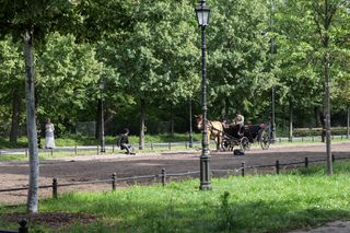 Nowa Lalka na ulicach Warszawy. Zdjęcia z planu filmowego jak wehikuł czasu