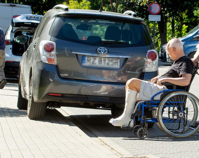 Żona Janusza Korwin-Mikkego wozi go Toyotą