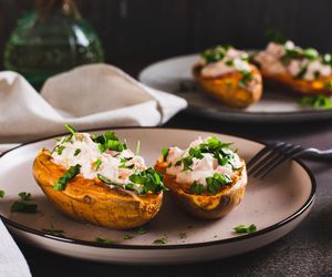 Najlepszy przepis na pieczone bataty. Tajemnicą ich smaku jest ten ser i zioła 