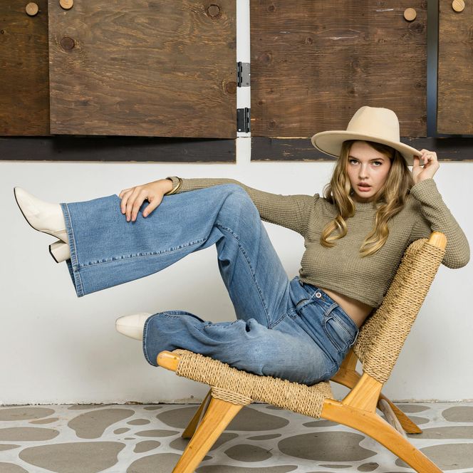 Kultowy model spodni z lat 80. wraca do łask. Będzie hitem jesiennych stylizacji 