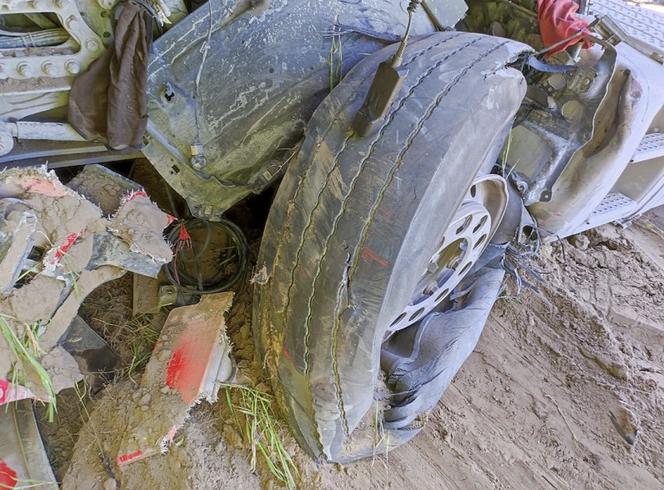 Pękła mu guma i stracił panowanie nad ciężarówką! Paskudny wypadek koło Trzemeszna