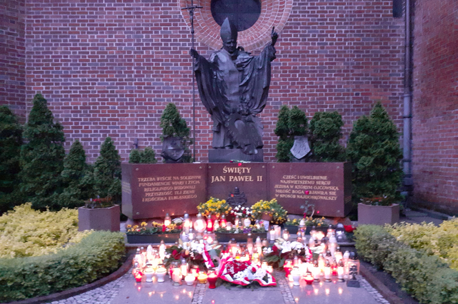 Pomnik papieża Jana Pawła II w Elblągu