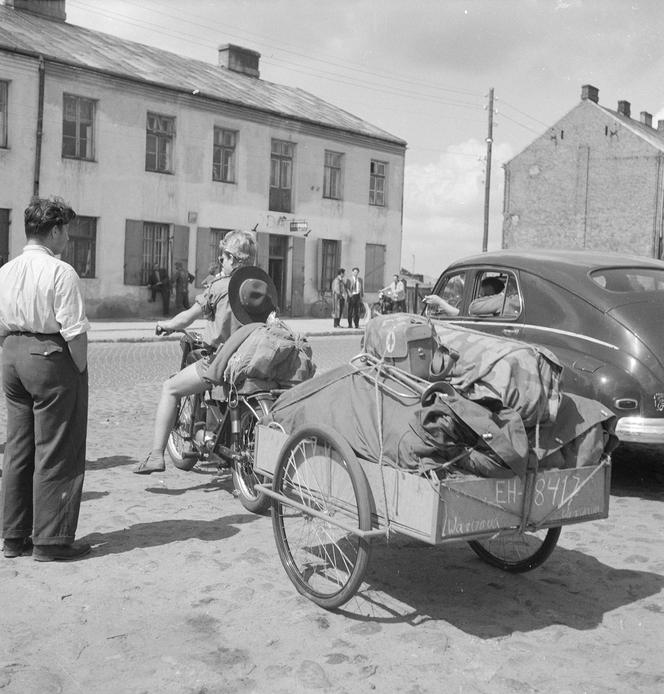 Motocykl ze sprzętem turystycznym na przyczepie podczas postoju, 1965