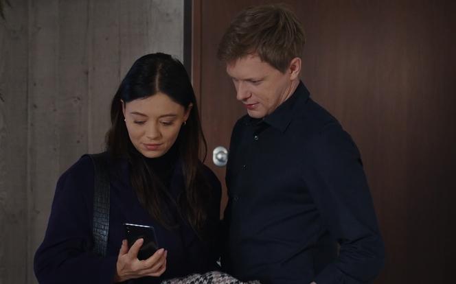 M jak miłość odc. 1732. Iza (Adriana Kalska), Radek (Philippe Tłokiński)