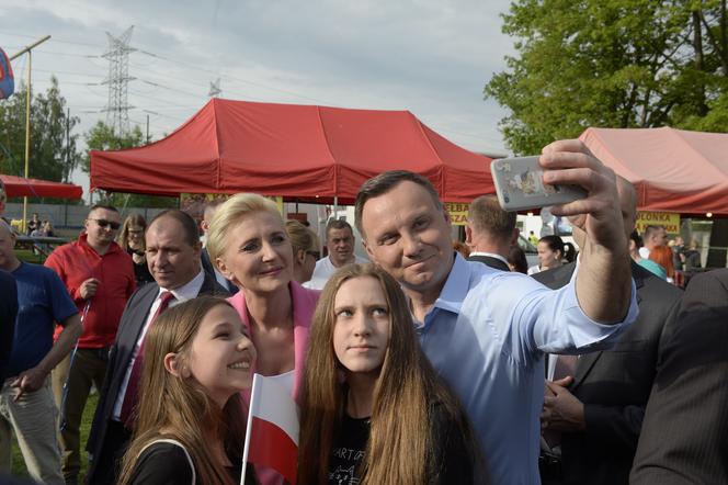 Prezydent Duda rozdawał flagi w Halinowie