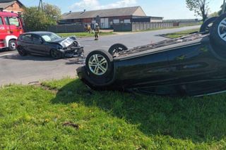 Nie ustąpiła pierwszeństwa. Mercedes dachował na skrzyżowaniu w Pogorzeli